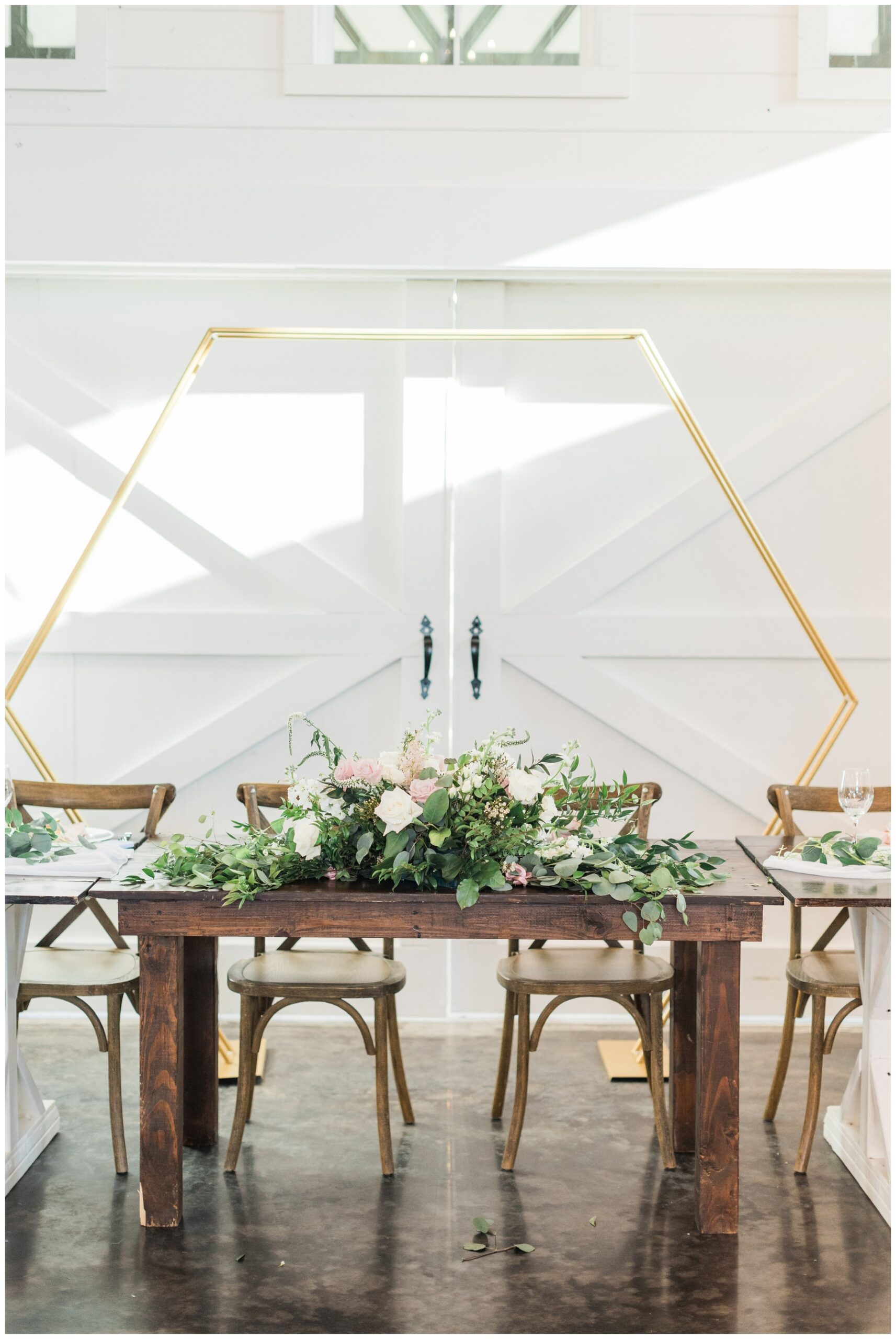 Sweetheart table with a gold hexagon backdrop